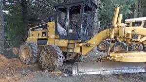 Video: incendian máquinas viales en el cerro Otto y dejan leyendas de la RAM