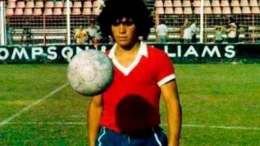 Maradona tuvo su bautismo en el fútbol profesional en 1976, con casi 16 años. Archivo.