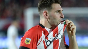 Mauro Boselli puso la firma y renovó su vínculo con Estudiantes de La Plata. Gentileza.