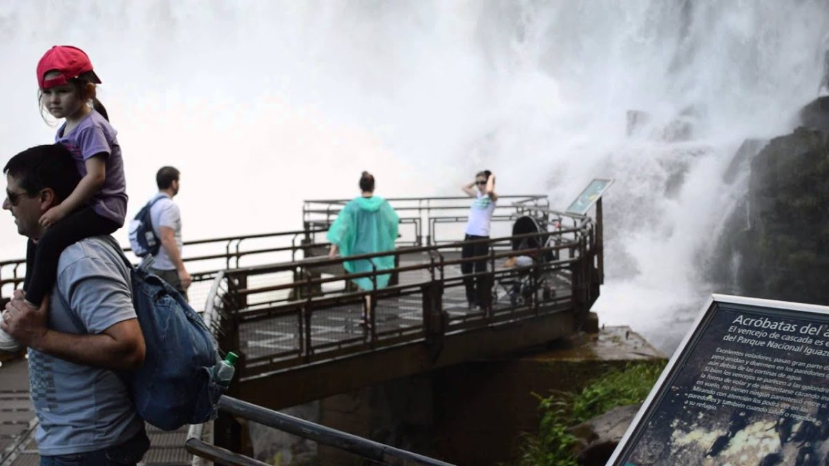 Está expresamente aclarado que no se puede subir a las barandas de las Cataratas, por el riesgo que significa caer al curso de agua.-