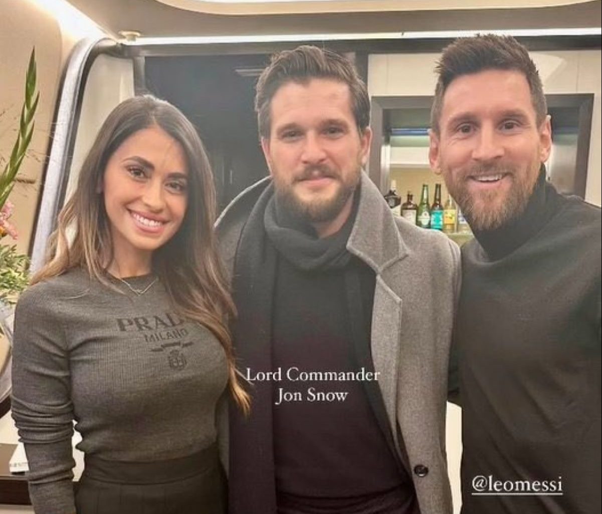 Messi y Rocuzzo junto a la estrella de la serie de HBO. Foto: Instagram @antonelaroccuzzo
