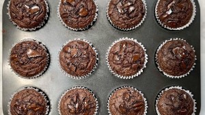 Muffins de cacao y chocolate sin gluten ni azúcar