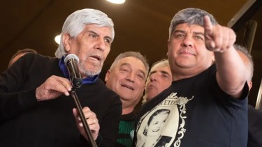 El líder camionero y su hijo Plablo Moyano encabezaron la negociación paritaria. 