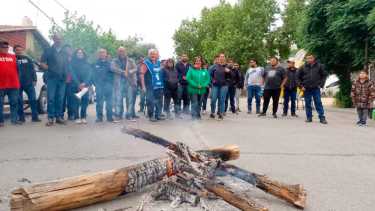 Los trabajadores del EPAS se encuentran realizando una asamblea para determinar los pasos a seguir tras la suspensión de la Reunión conciliatoria. Foto: Yamil Regules.