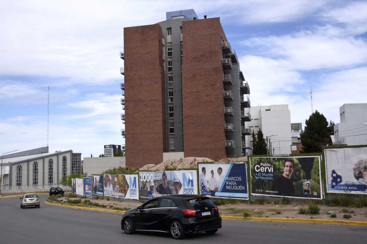 Los carteles proselitistas proliferan en Neuquén con funcionarios que están en campaña para ser electos en 2023. Foto Matías Subat.
