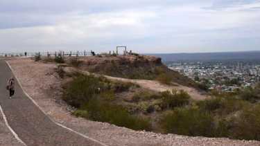 Entre los miradores del Parque Las Bardas y la ruta 22, se harán los edificios del Polo Tecnológico (foto Matías Subat) 