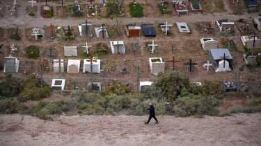 El Parque Lineal Las Bardas estará ubicado, entre otros, sobre los barrios Villa Ceferino, Cordón Colón y Progreso donde funciona el cementerio. Foto Matías Subat.