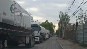 Fila de camiones bloquea un barrio de Neuquén y quieren que se vaya la VTV