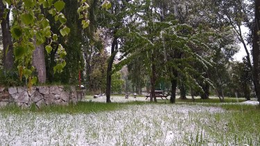 La nieve regresó a Bariloche para despedir octubre. 