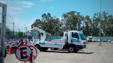 Los autos son acarreados a Luis Beltrán y San Luis, donde también están las nuevas gruas (Yamil Regules)