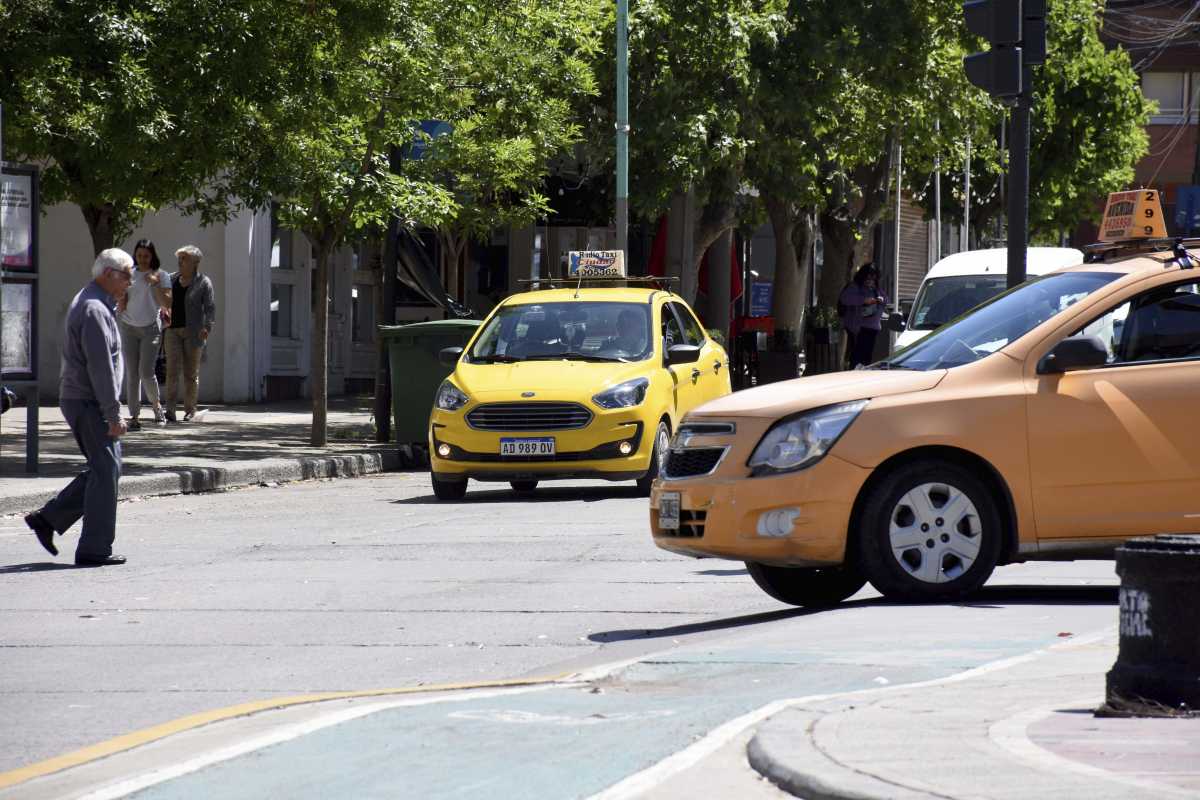 Los taxistas están alerta ante el avance de los choferes contratados mediante aplicación (archivo)