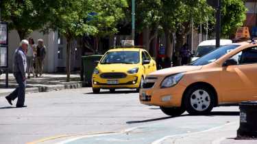 Los taxistas están alerta ante el avance de los choferes contratados mediante aplicación (archivo)
