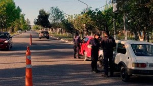 Manejaban vehículos con prohibición para circular y la policía la retuvo en Mainqué
