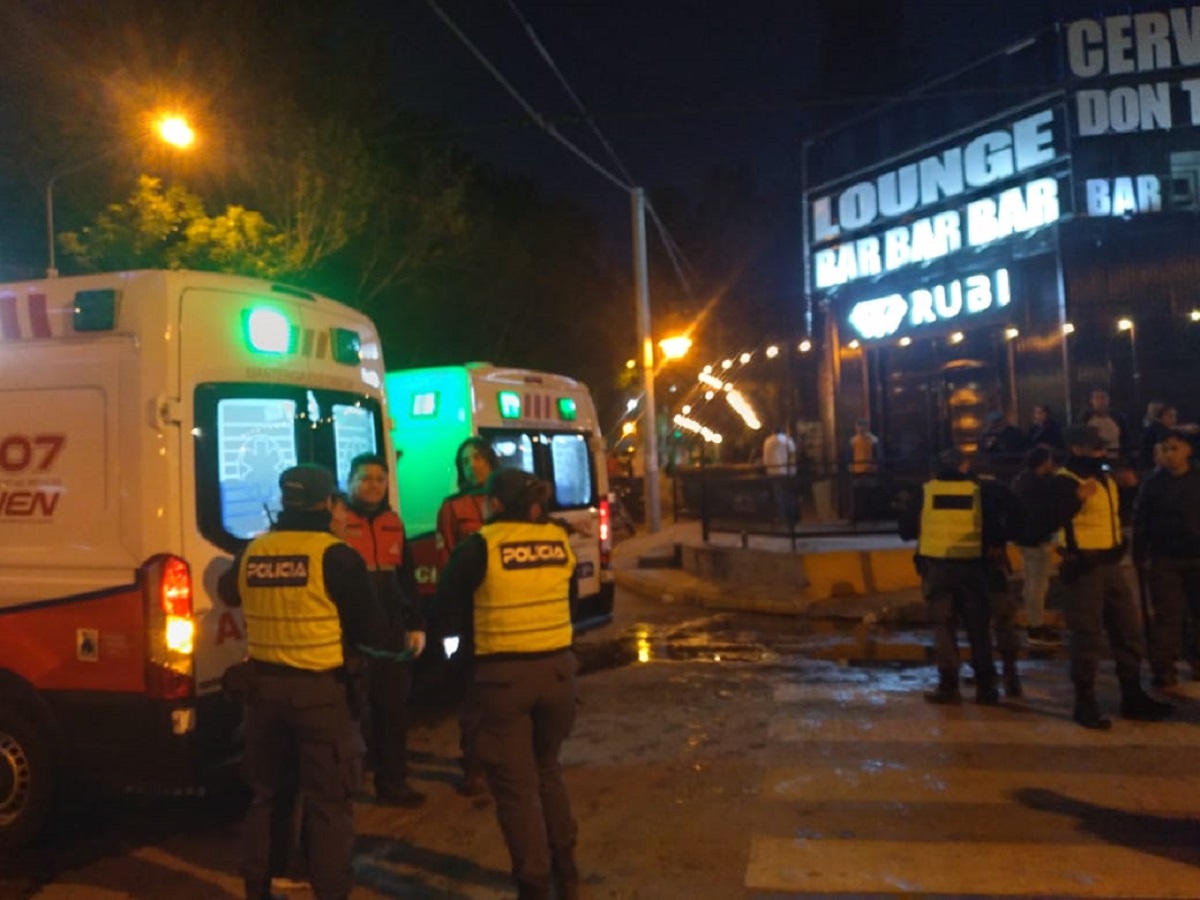Diez personas acabaron detenidas en una pelea fuera del boliche y dos de ellas están hospitalizadas. Foto: Twitter @MovilRigo