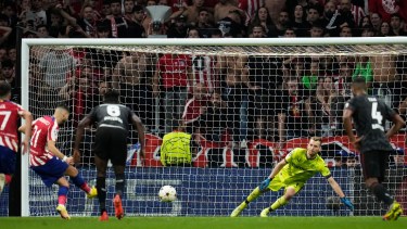 Carrasco abre el pie y el arquero va a atajar la pelota. Después hubo dos rebotes que tampoco entraron. Una jugada insólita. Foto: Manu Fernández AP