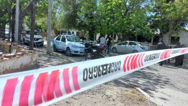 Cerca de las 13 se escuchó el disparo de arma de fuego en la vivienda ocupada por la pareja de policías. (foto: Luis Leiva)