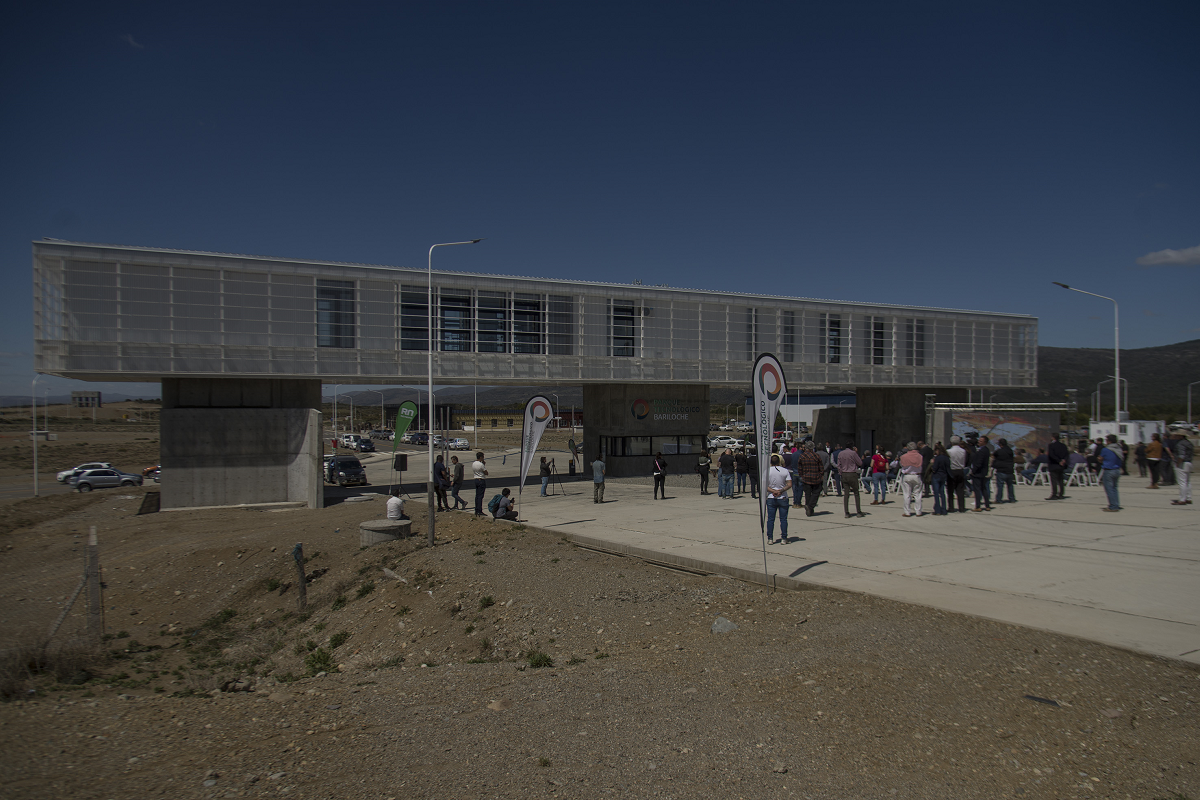 El portal de acceso al predio del Parque Industrial Tecnológico de Bariloche se inauguró  este martes. (foto Marcelo Martínez)