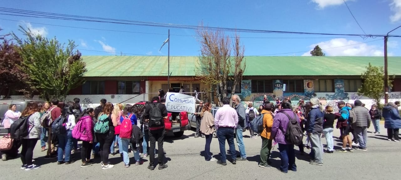 La comunidad educativa se manifestó este lunes al mediodía frente al edificio de la ESRN 20 de Bariloche. (foto gentileza)