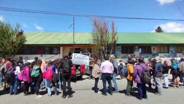 La comunidad educativa se manifestó este lunes al mediodía frente al edificio de la ESRN 20 de Bariloche. (foto gentileza)
