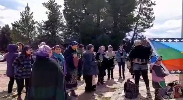Las mujeres mapuches se congregaron ayer afuera del aeropuerto de Bariloche donde están detenidas las mujeres de Villa Mascardi. Imagen captura de video