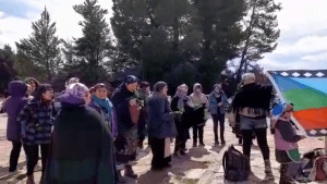 Mujeres mapuches se manifiestan en apoyo a la machi detenida en Bariloche