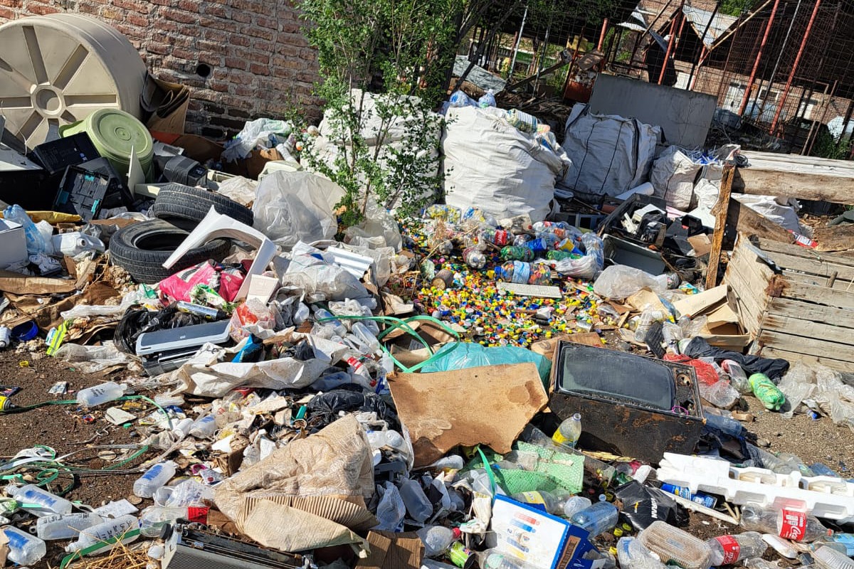 Integrantes del Tribunal de Cuentas detallaron que en el corralón municipal se encontraron residuos en diferentes sectores. (Foto gentileza)