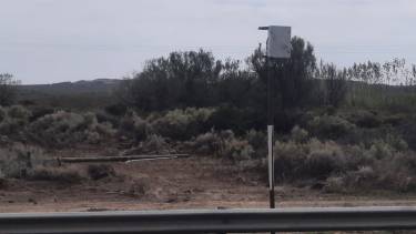 Robaron los cables y dejaron sin luz la intersección de la Ruta 22 con la calle rural 2 de Chichinales.  (Foto Néstor Salas)