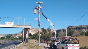 Robaron cables y dejaron a cuatro barrios sin luz en Regina