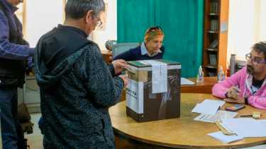 Pasadas las 20 cerraron las urnas. Foto Juan Thomes