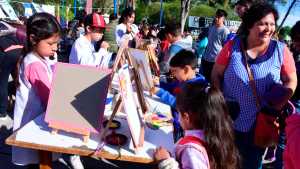 No es chiste: en Roca buscan «iluminar» el día con sonrisas