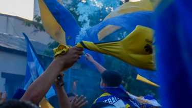 Boca campeón y los festejos: en el centro de Roca quemaron una moto