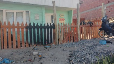 El incendio se produjo en el ingreso al Merendero El Refugio de barrio Nuevo y tuvo que ser sofocado por los vecinos, en Roca. Foto Gentileza.