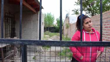 Una mujer, su pareja y su hija de 4 años, se mantienen ocupando una casa en barrio Fiske Menuco de Roca. Foto Alejandro Carnevale.