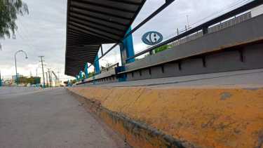 Dársenas vacías en el primer día de paro de colectivos en Roca. Foto: Cesar Izza