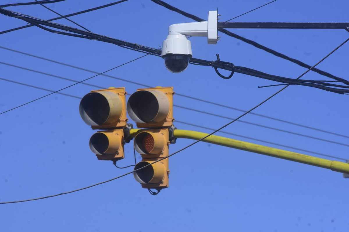 Superaron las 1.300 infracciones por pasar con semáforo en rojo desde que entró el vigencia el sistema de Fotomultas. Foto: Cesar Izza (archivo)