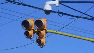 Polémica en Roca: ¿multarán a los conductores que crucen con el semáforo en amarillo?