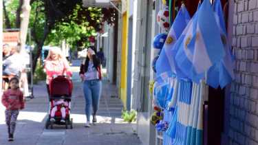 Las banderas y cotillón de Argentina comienzan a verse cada vez más en Roca. Foto: César Izza 