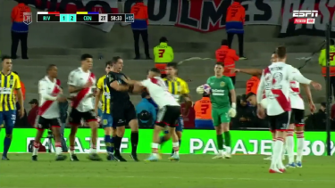 Quintero empujó a Echenique y vio la roja.