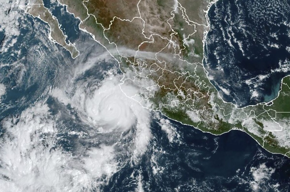 El huracán Roslyn lleva importantes marejadas a las costas de México y la ciudadanía empieza a refugiarse lejos de la zona.-