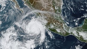 Dos muertes en México por la llegada del huracán Roslyn