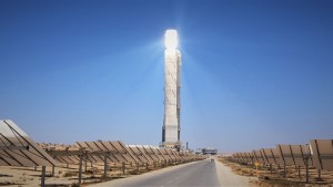 El ojo de Sauron: cómo es la torre solar que brilla en medio del desierto