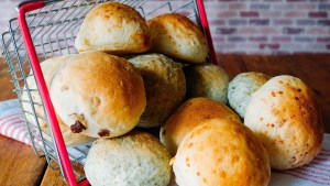 Panes saborizados con orégano y queso