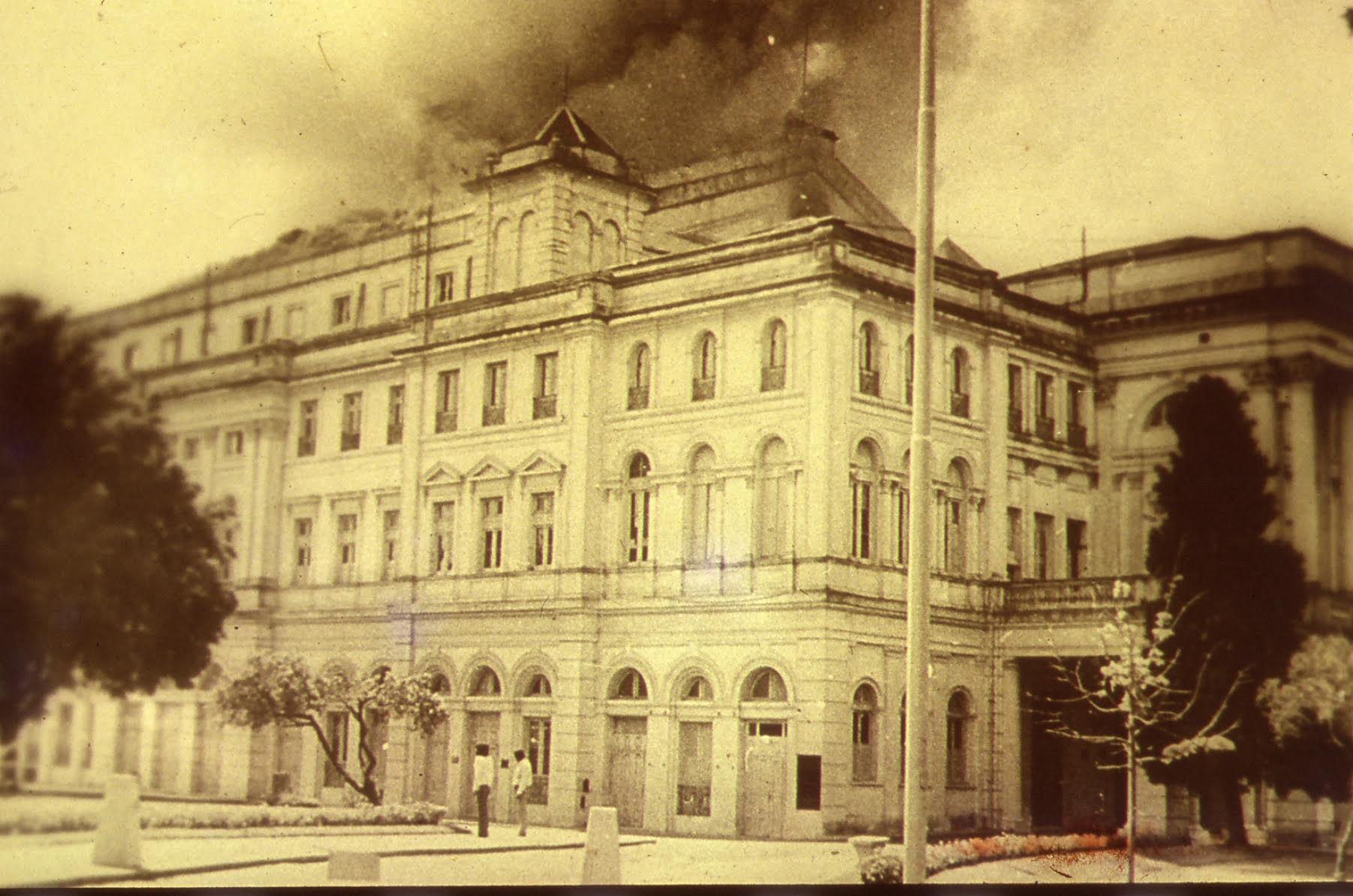 Un incendio destruyó en 1977 el Teatro Argentino de La Plata, principal sala lírica después del Colón. Archivo.  
