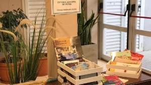 Cintia Ubeda presenta el libro de poesía «Infancias en Ocre»