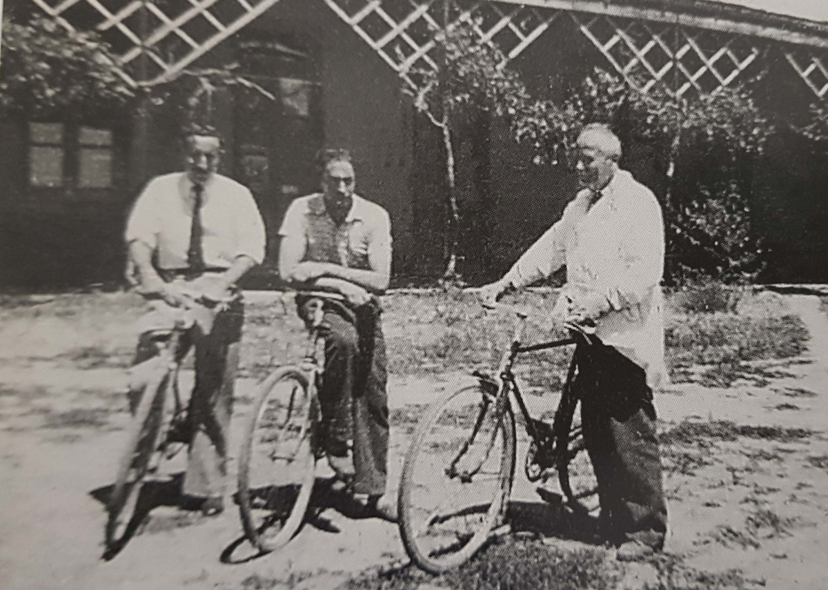 Zatti (a la derecha) con su medio de movilidad preferido. Foto: Archivo Histórico Salesiano.