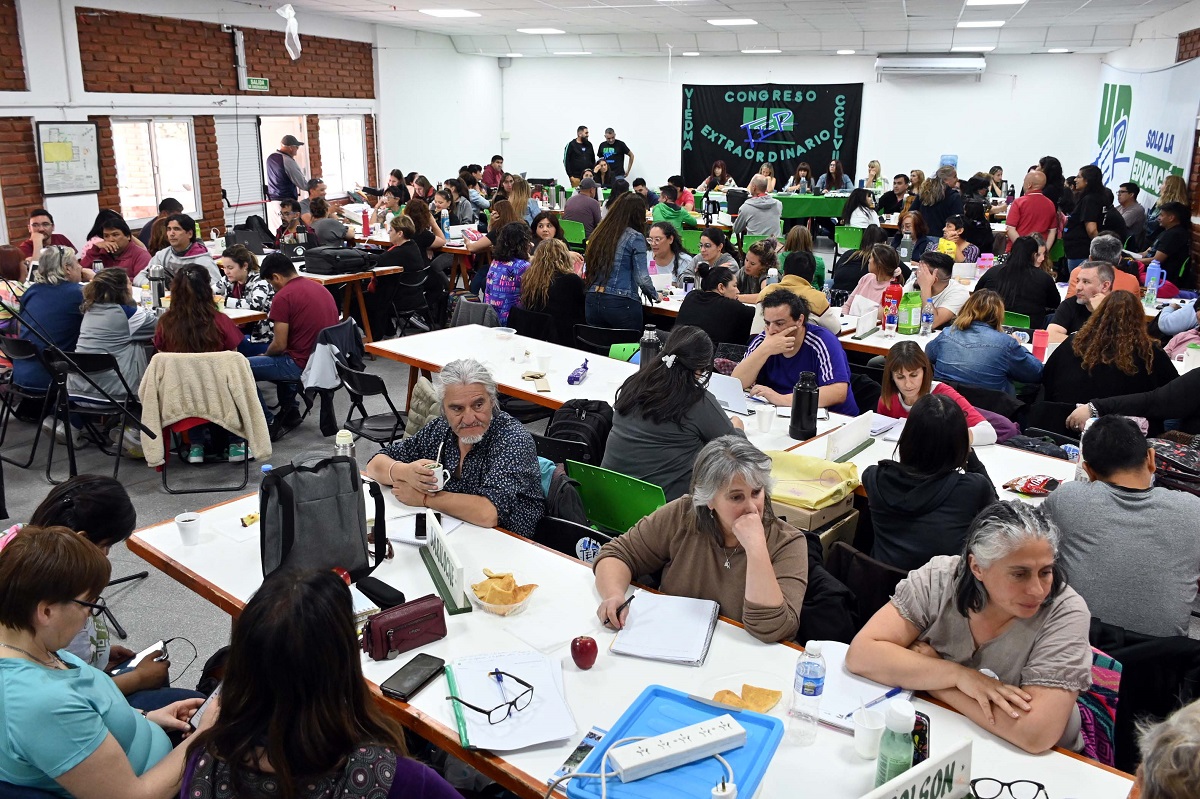 Los docentes se reunieron este viernes en la capital provincial. Foto: Marcelo Ochoa