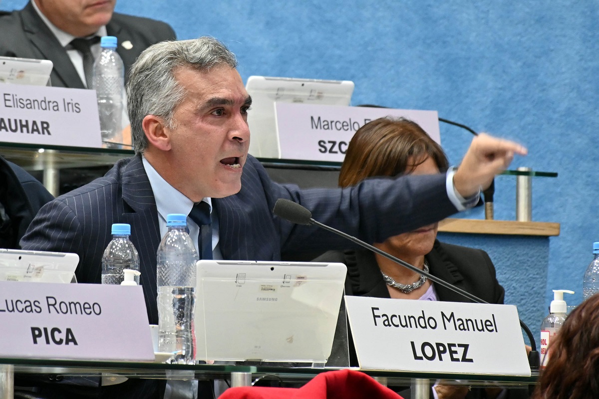 Facundo López defendió el proyecto presentado por el oficialismo. Foto: Marcelo Ochoa.