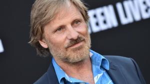 Viggo Mortensen llega hoy a Bahía Blanca a presentar su libro de poemas