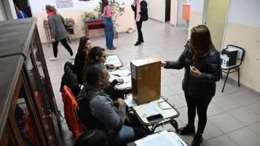Docentes votando en la Escuela N° 8 de Viedma. Fotos: Marcelo Ochoa.