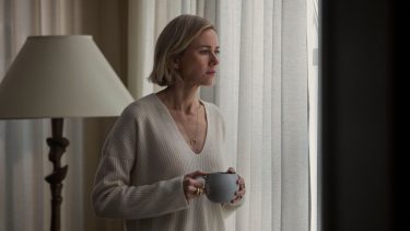 Naomi Watts interpreta a la esposa de la familia, Nora Brannock, víctima del hostigamiento de "El Vigilante".-